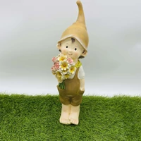 Kisfiú virágcsokorral (37 cm x 9 cm x 9 cm)