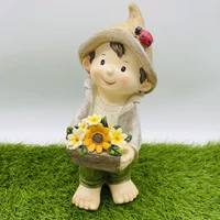 Kisfiú virággal (26,5 cm x 12,5 cm x 9,5 cm)