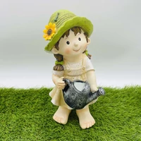 Kislány locsoló kannával (26 cm x 12 cm x 10 cm)
