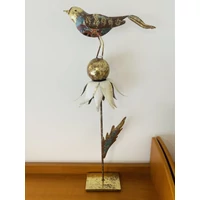 Fém madár virágon (76 cm x 36 cm x 16 cm)