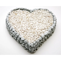 Kő szív kövekkel (27 cm x 26 cm x 6 cm)
