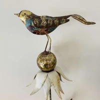 Fém madár virágon (76 cm x 36 cm x 16 cm)