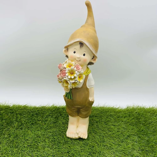 Kisfiú virágcsokorral (37 cm x 9 cm x 9 cm)
