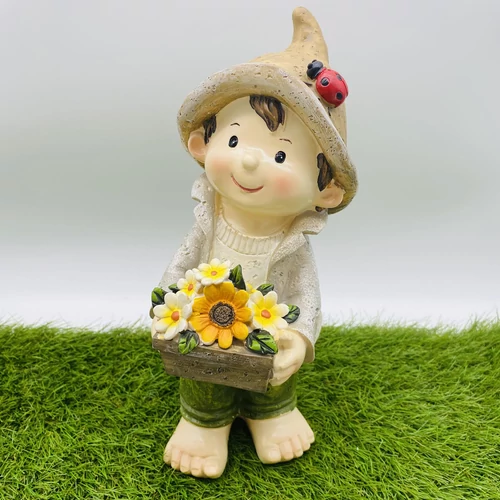 Kisfiú virággal (26,5 cm x 12,5 cm x 9,5 cm)