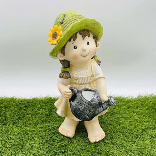 Kislány locsoló kannával (26 cm x 12 cm x 10 cm)