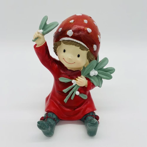 Piros ruhás erdei figura (11 cm x 8 cm x 7,5 cm)