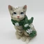 Cica zöld sállal (11 cm)
